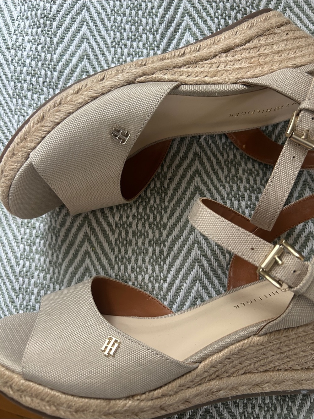NEW Tommy Hilfiger Neutral Beige Canvas Espadrille Wedge Sandals - Picture 4 of 4